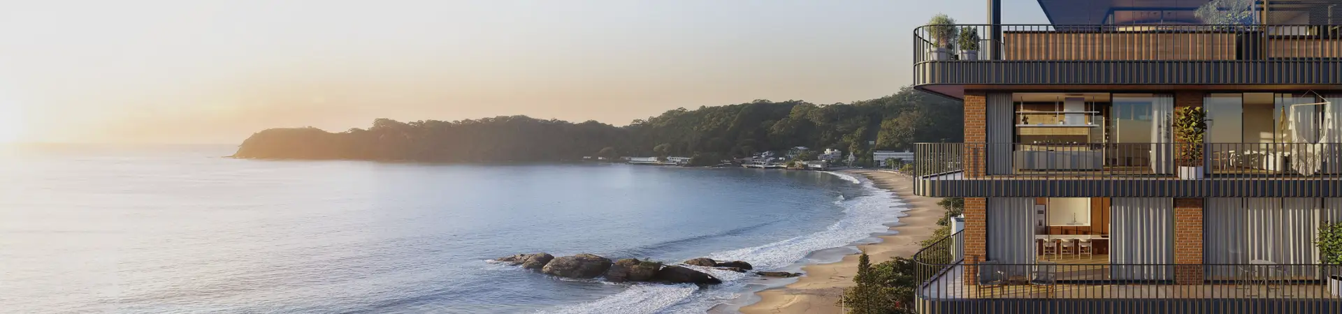 Vista da orla da Praia Brava ao entardecer com fachada de edifício ABF Vaccaro, Itajaí/SC