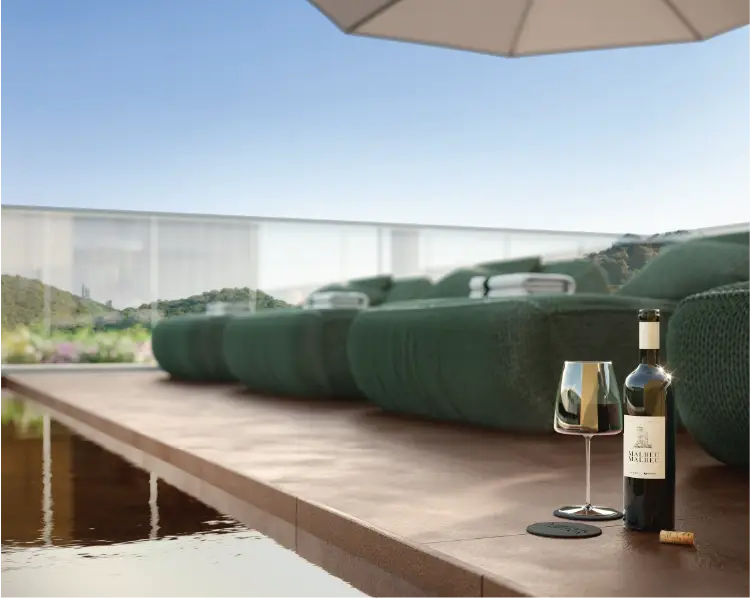 Borda da piscina no rooftop do Malbec Malbec com ta&ccedil;a e garrafa de vinho, refer&ecirc;ncia &agrave; experi&ecirc;ncia Gran Reserva