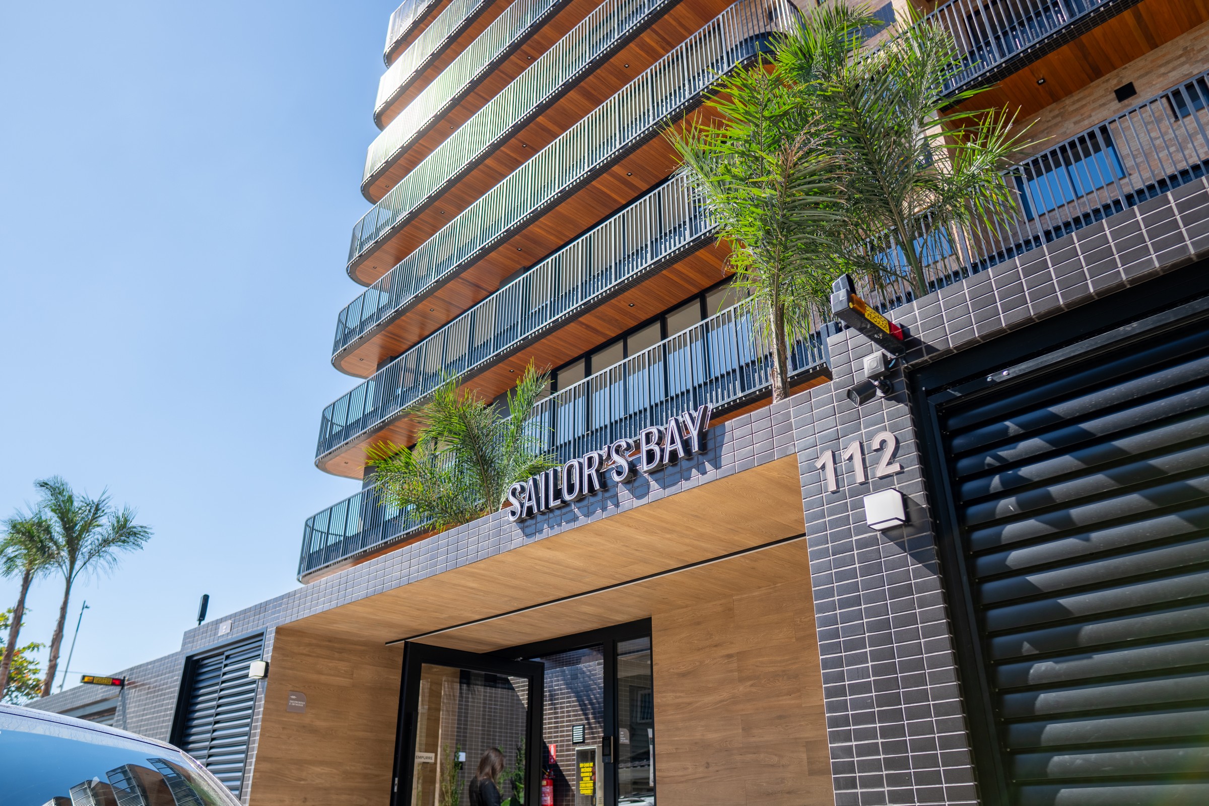 Fachada e entrada do Sailor’s Bay na Praia de Cabeçudas, em Itajaí